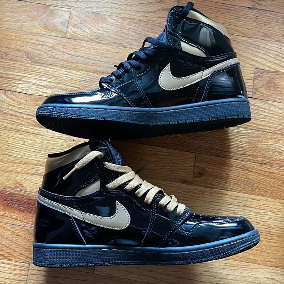 Air Jordan 1 Retro High OG Black Metallic Gold - Picture 2 of 6